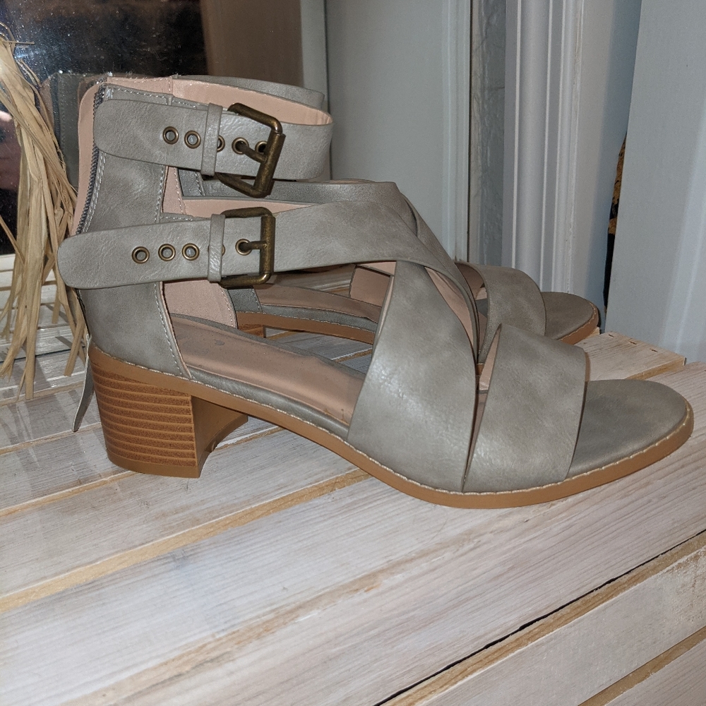 Juicy couture strappy sandals